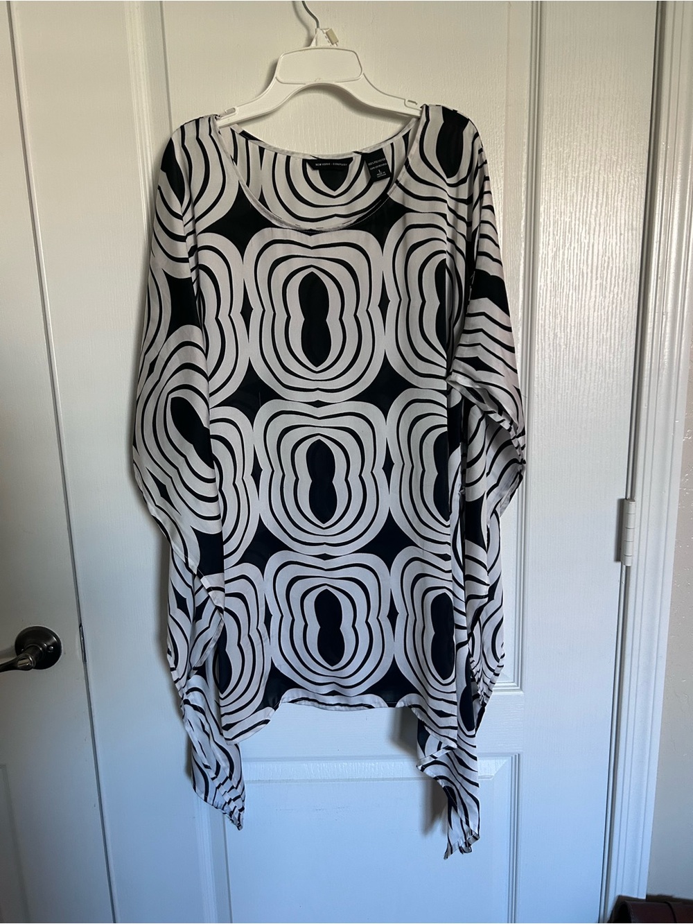 New York & Company Black and White Long Sleeve Geometric Tunic